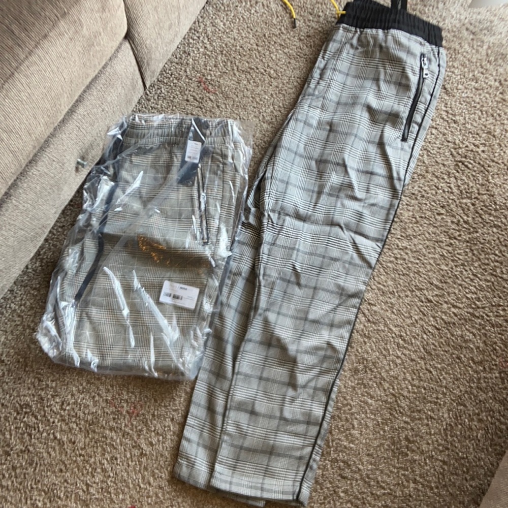 Fashion nova MEN joggers kinda like men capri’s